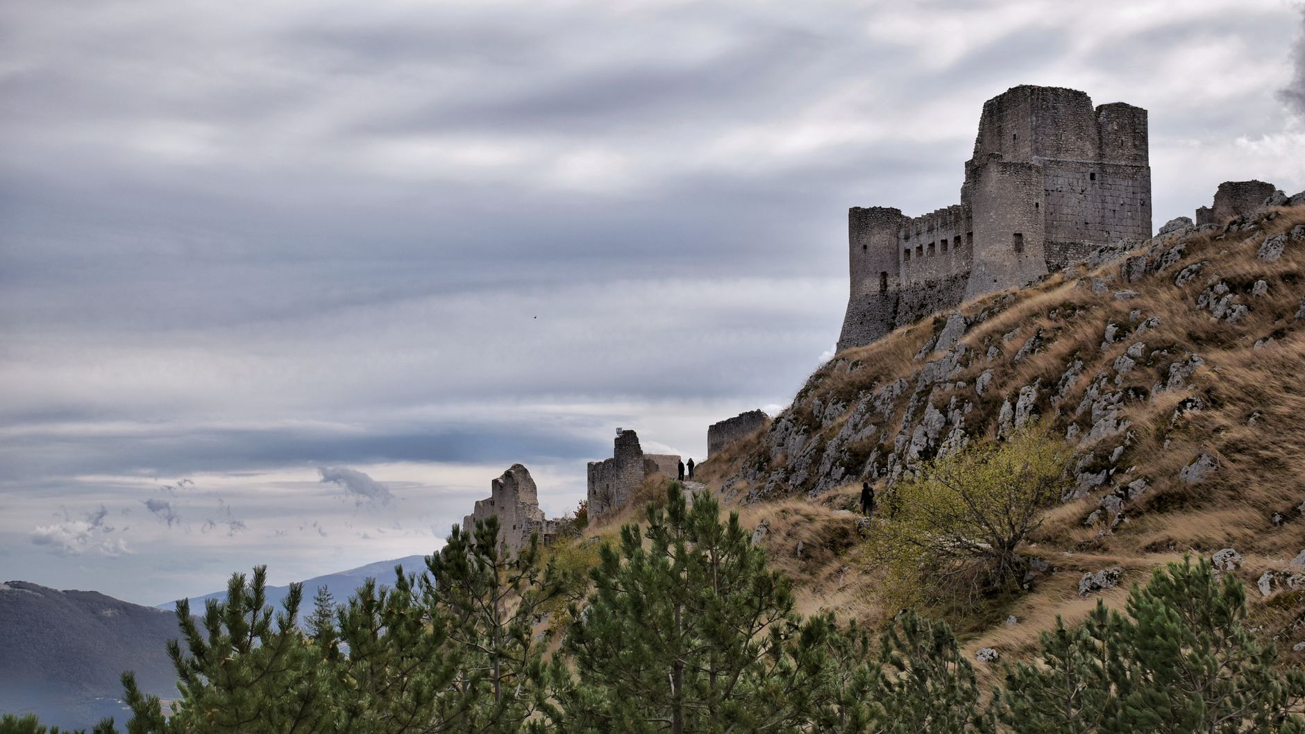 Stunning view of Rocca Calascio, a medieval castle in Abruzzo, Italy, set against a mountainous backdrop.